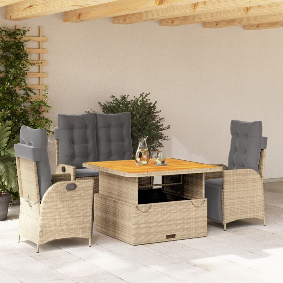 Gartenset mit Tisch, Stühlen und Stauraum. Getränke und Sonnenlicht vorhanden.