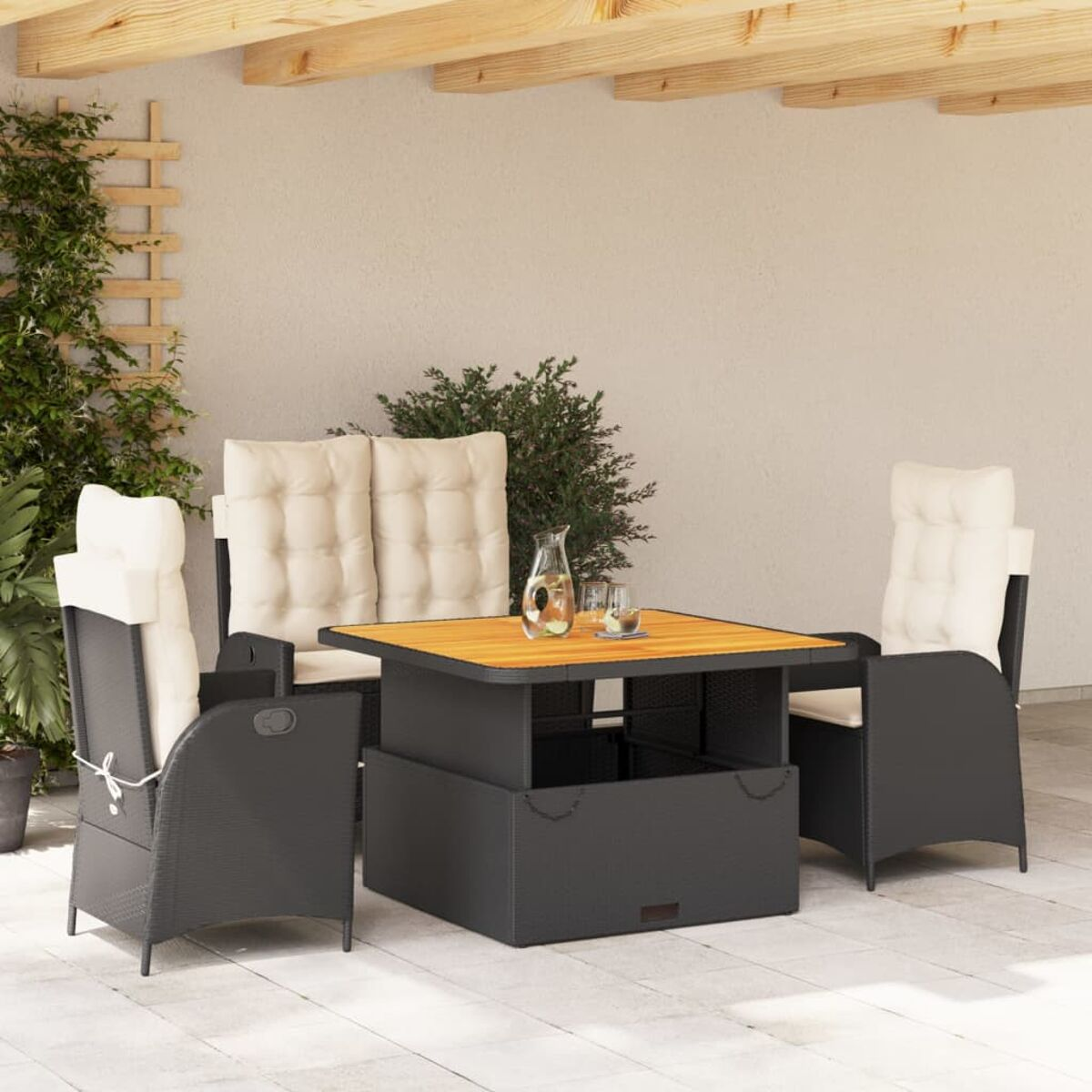 Terrassenset für den Außenbereich mit Tisch und Stühlen, mit Getränken. Helle Holz- und schwarze Akzente.