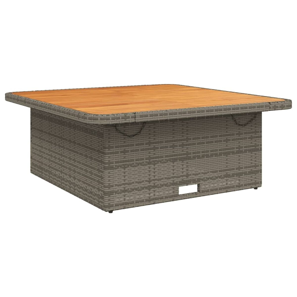 Tavolino quadrato in vimini con piano in legno, su un patio.