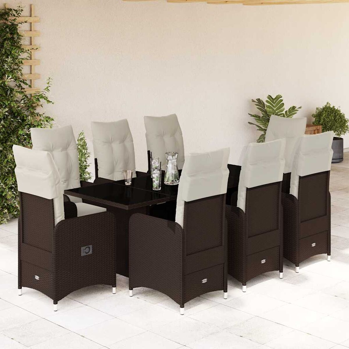 Essgruppe für den Außenbereich. Dunkelbraune Korbstühle mit cremefarbenen Kissen um einen schwarzen Tisch, unter einer überdachten Terrasse.