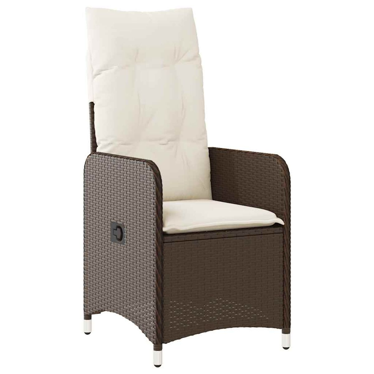 Sedia in vimini marrone con schienale alto e cuscino bianco.