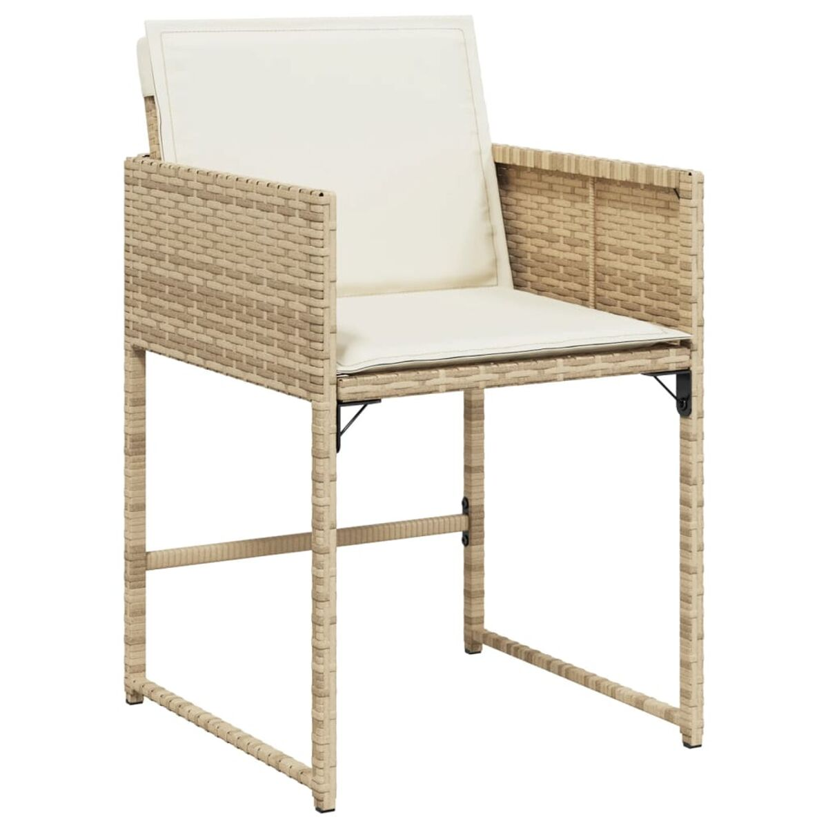 Ein beiger Rattan-Stuhl mit cremefarbenem Kissen, mit Armlehnen, vor weißem Hintergrund.