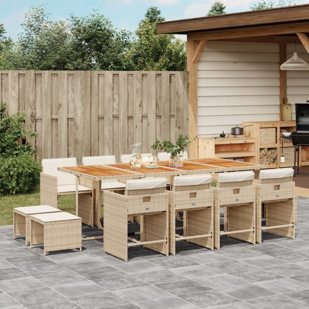 Essgruppe im Freien mit Holztisch, Stühlen und Bänken auf einer Terrasse.