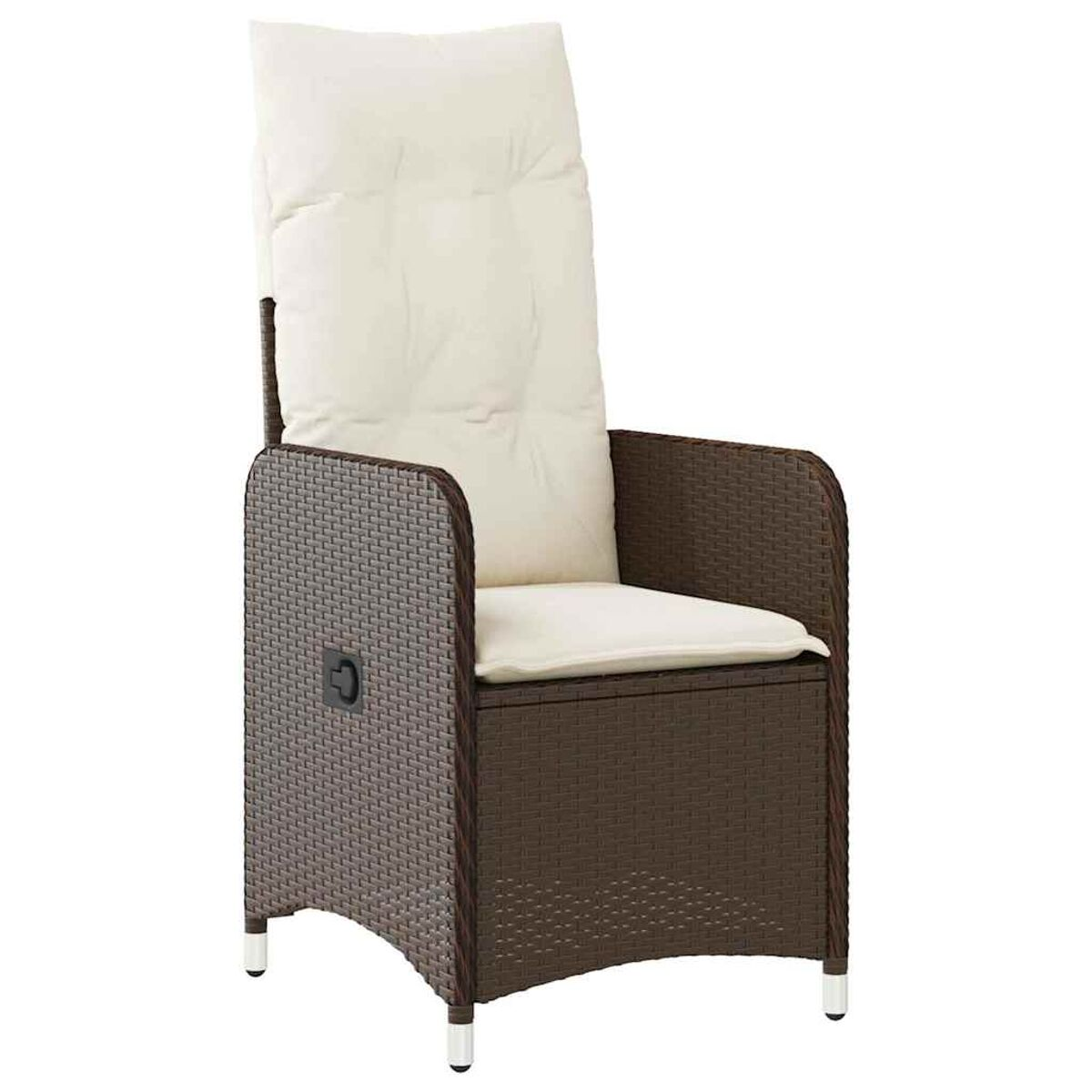 Sedia da esterno con struttura in vimini marrone e cuscino beige. Schienale alto e braccioli.