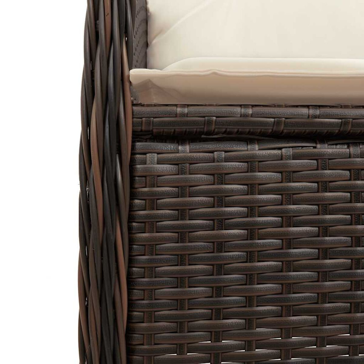 Primo piano di una sedia in rattan marrone con un cuscino color crema sul sedile.