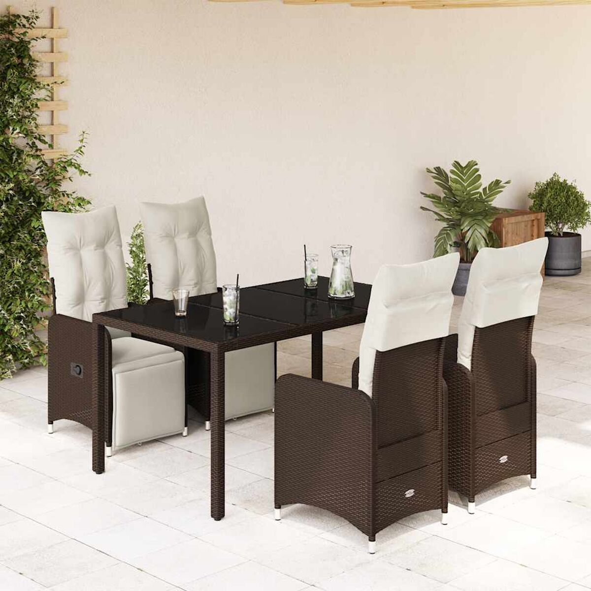 Set da pranzo per esterni: tavolo in vimini marrone scuro con quattro sedie e due sedie con cuscini bianchi.