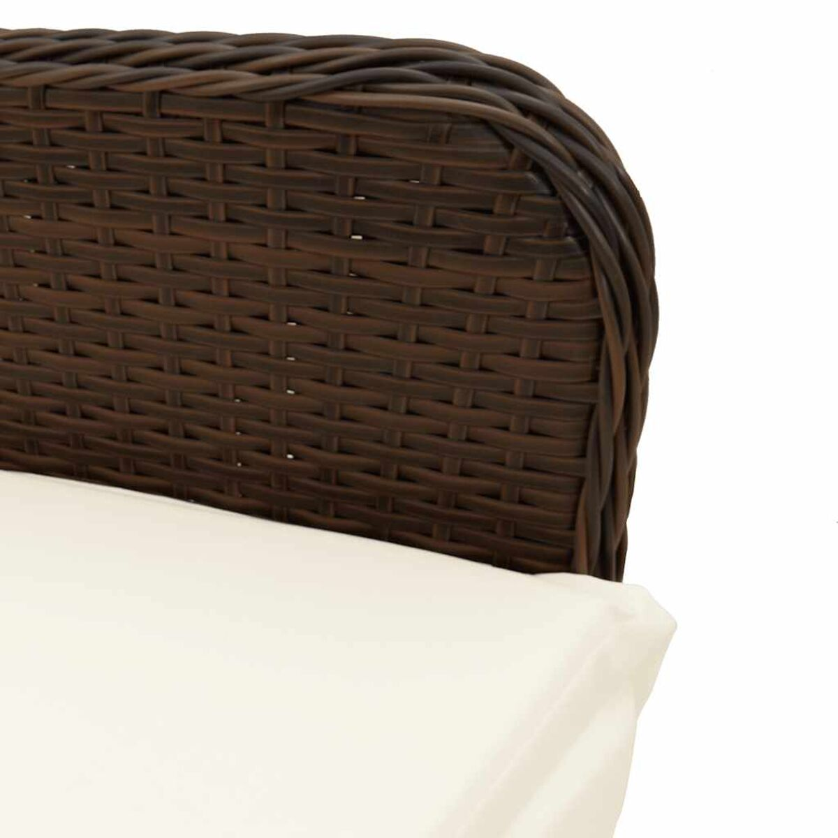 Primo piano dell'intreccio in rattan con cuscino color crema. L'intreccio è marrone e il cuscino bianco.
