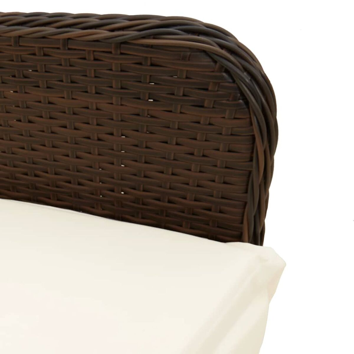 Primo piano dello schienale di una sedia in rattan marrone e di un cuscino bianco. La trama è visibile.