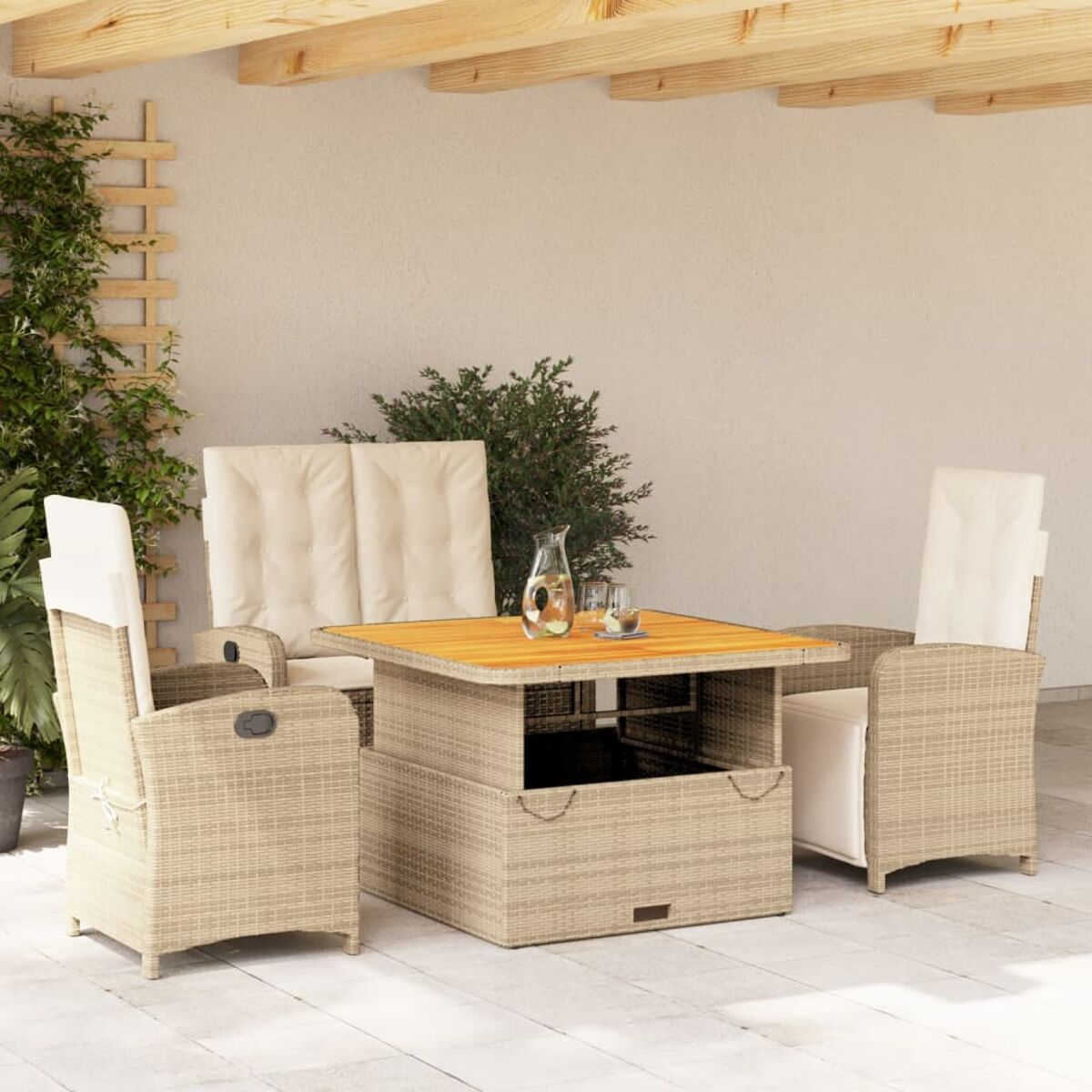 Terrassenmöbel-Set mit Tisch, Stühlen und Pflanzen. Der Tisch hat eine Holzplatte.