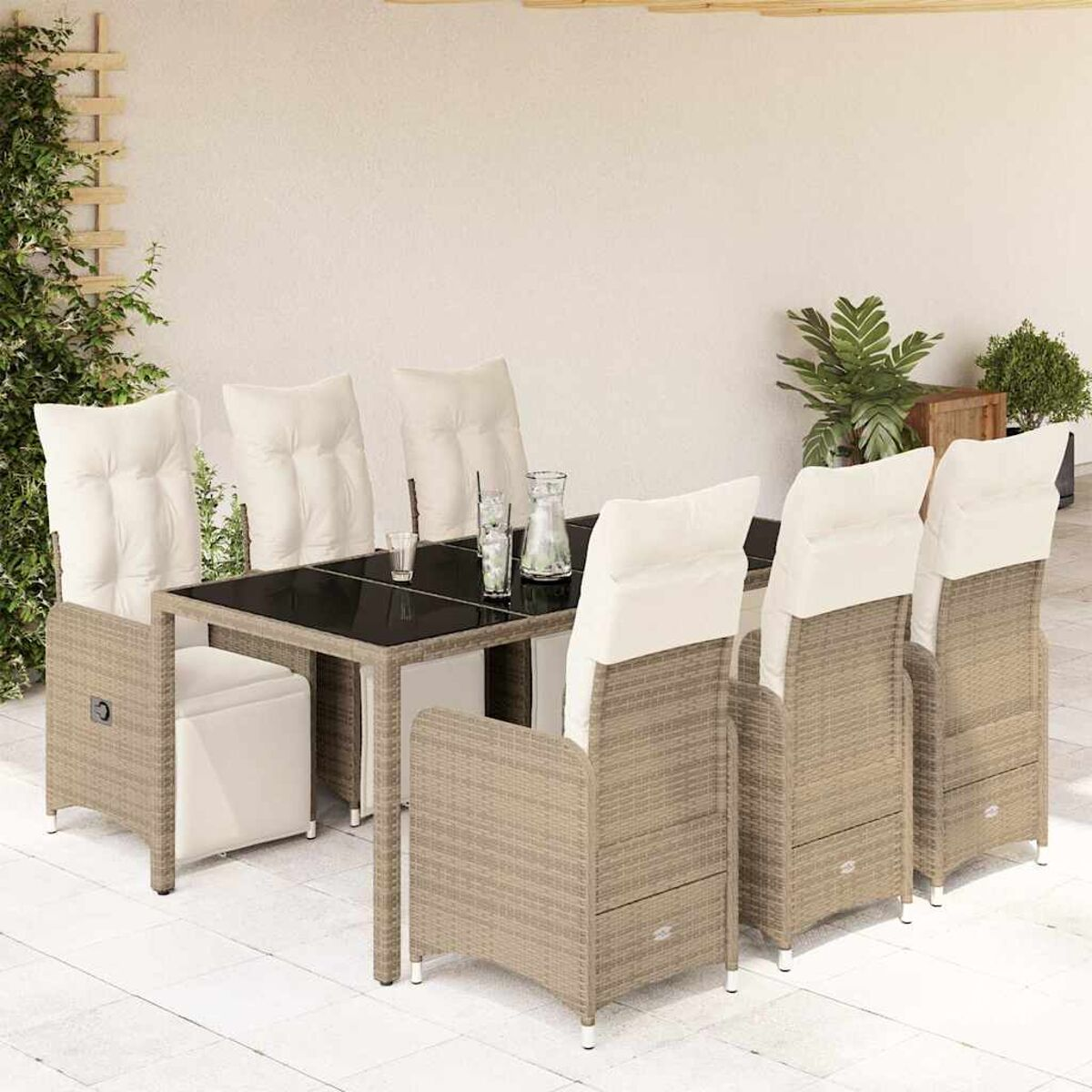Set da pranzo all'aperto: tavolo con piano nero, sei sedie con cuscini bianchi su un patio.