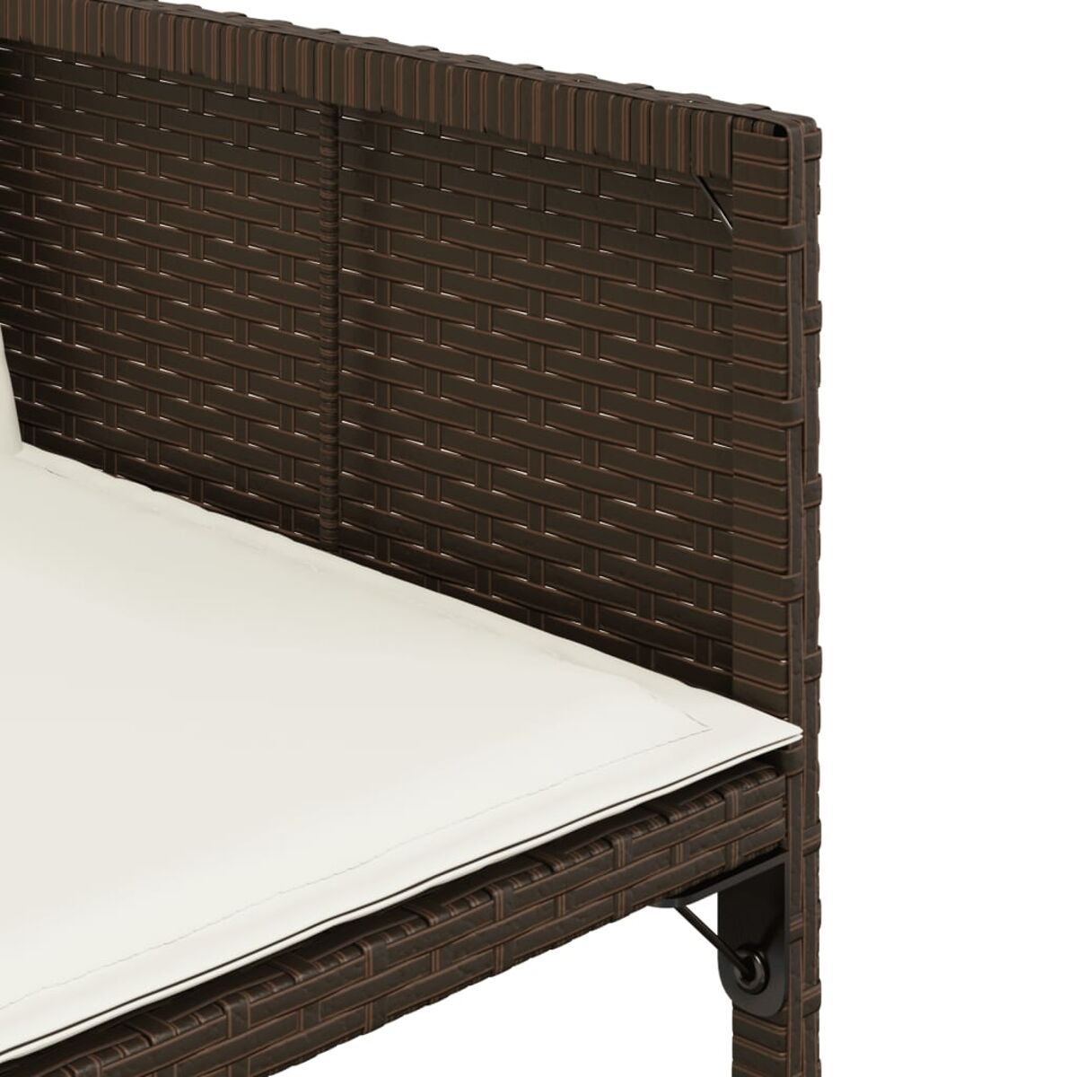 Nahaufnahme eines braunen Rattan-Sofa-Rahmens mit weißem Kissen, zeigt gewebte Details.