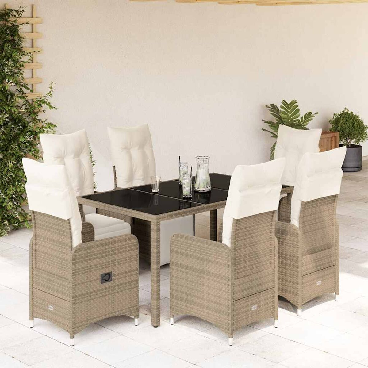 Set patio esterno con tavolo quadrato e sedie. Le sedie hanno cuscini bianchi.