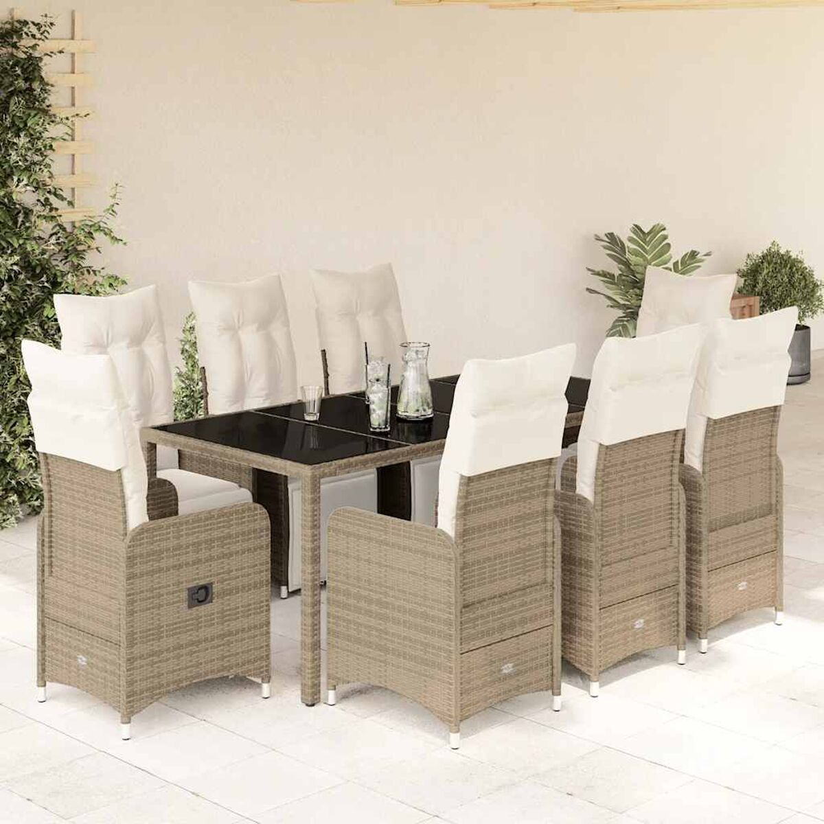 Set da pranzo all'aperto con sedie, tavolo e mise en place.