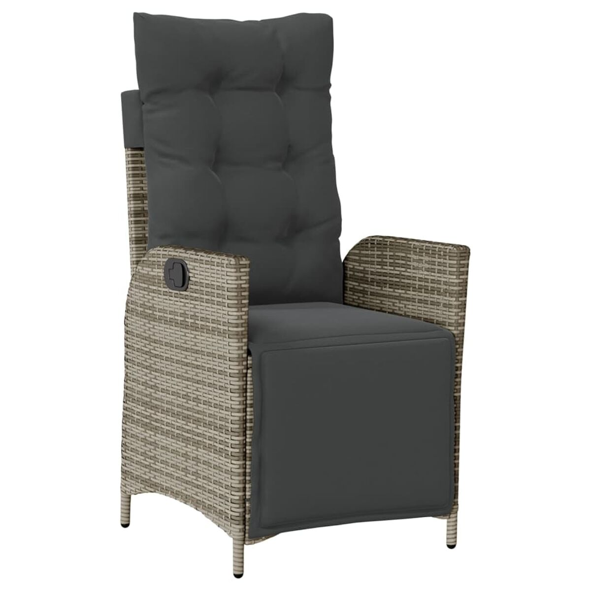 Poltrona reclinabile in rattan con cuscino grigio e poggiatesta.
