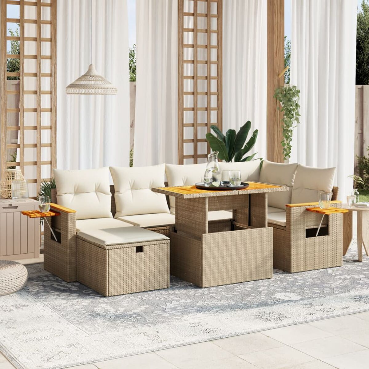 Juego de asientos al aire libre con cojines beige, una mesa y varios accesorios sobre una alfombra azul.
