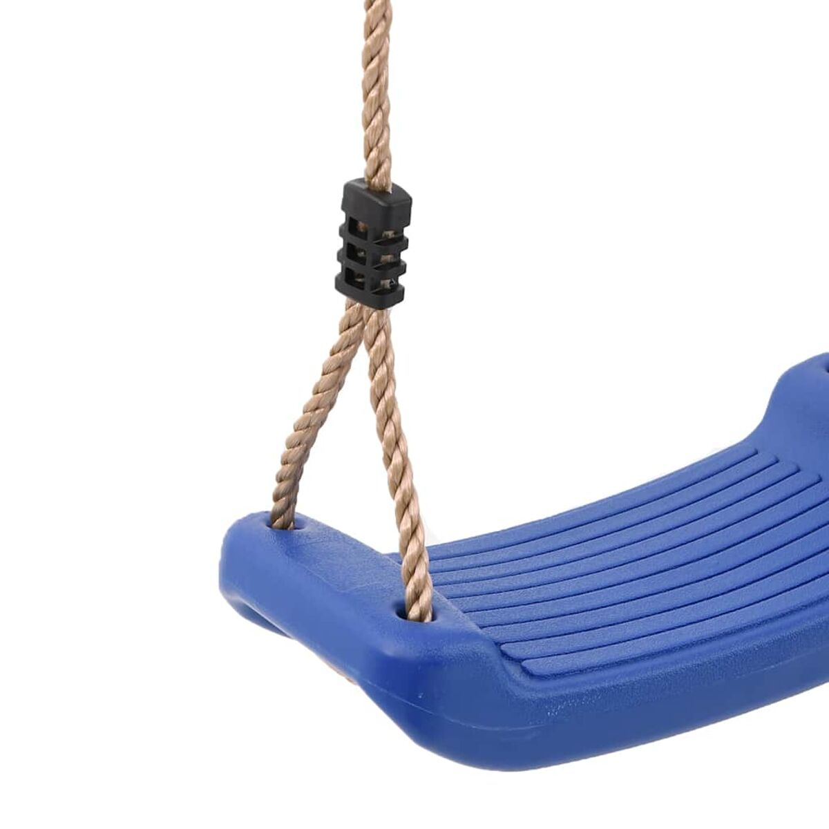 Primo piano di un seggiolino blu. È fatto di plastica e attaccato a corde marroni.