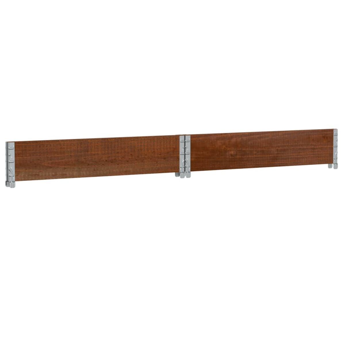 Pannelli di recinzione in legno collegati con cerniere metalliche.