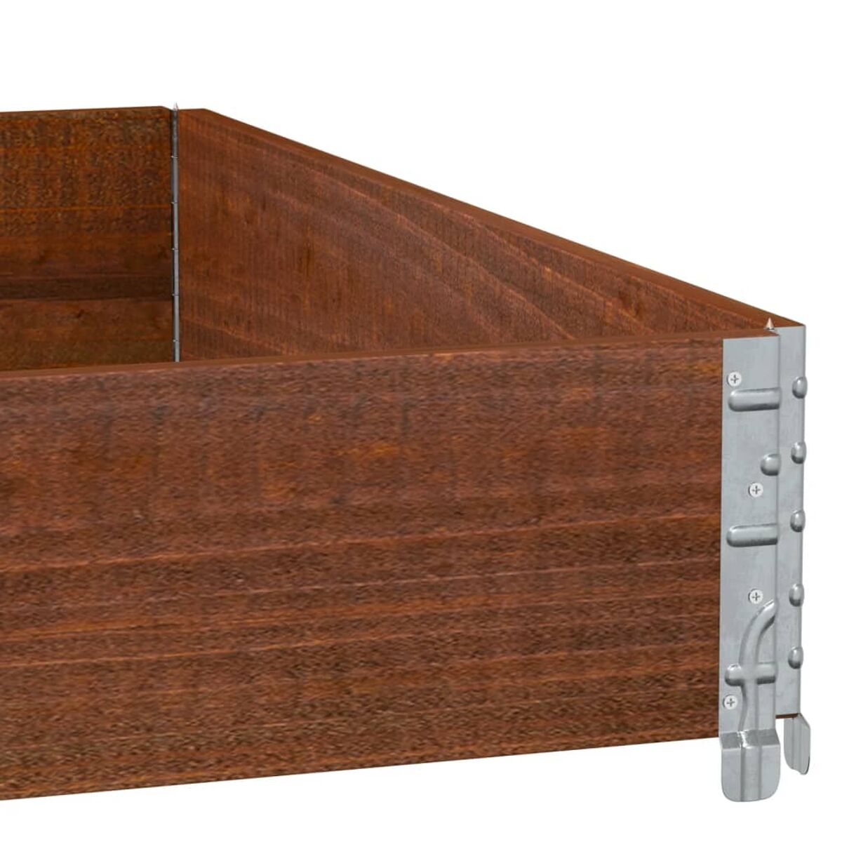 Fioriera in legno con una macchia scura e staffe metalliche agli angoli.