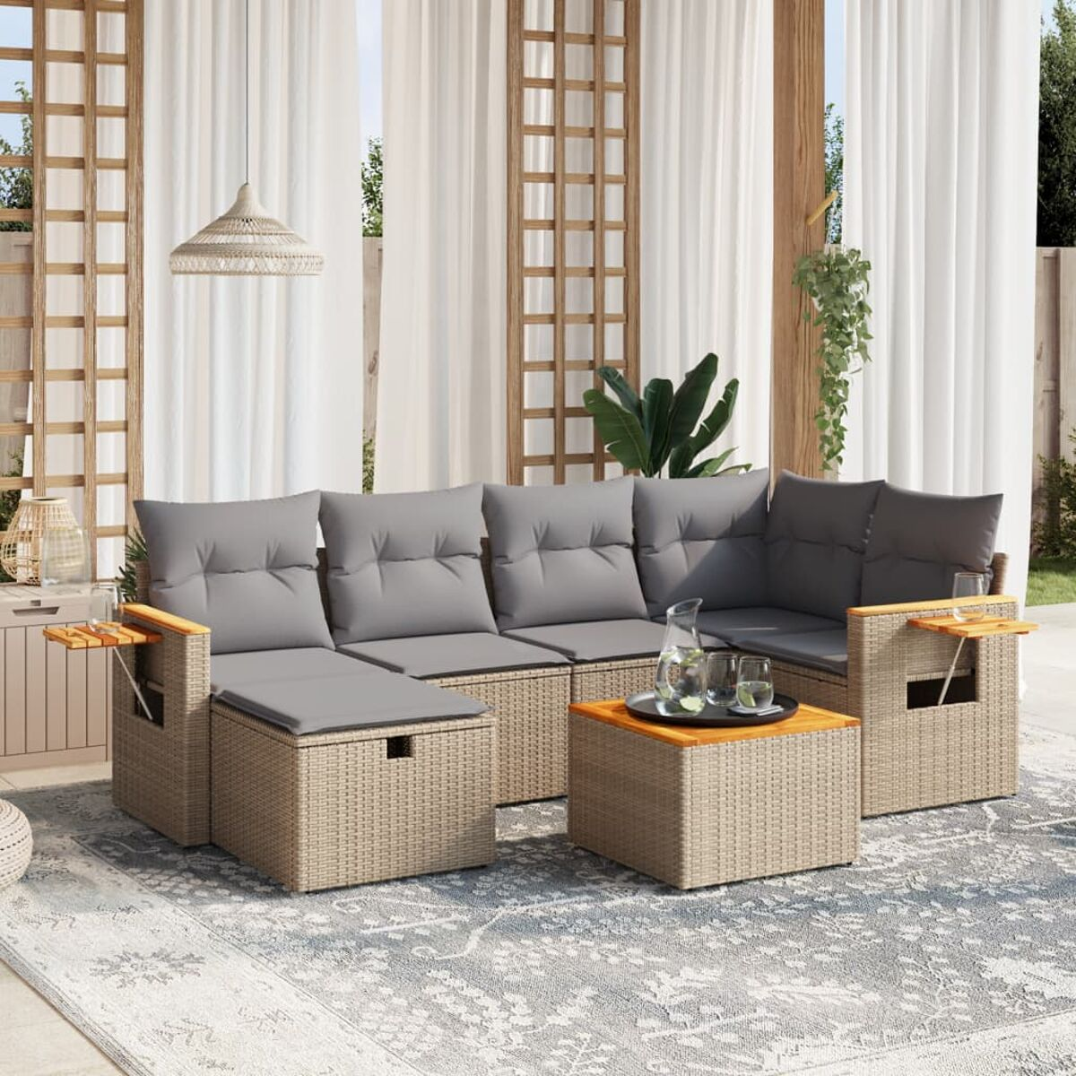 Geflochtenes Outdoor-Möbelset mit grauen Kissen. Enthält ein Sofa, einen Sessel und einen Couchtisch.