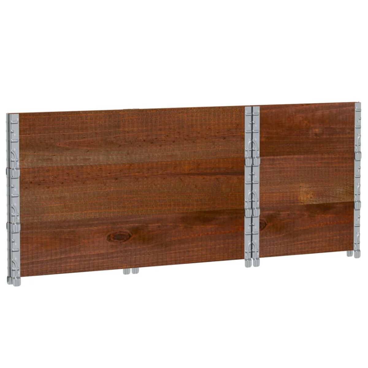 Pannello di recinzione in legno marrone con supporti metallici. Isolato su sfondo bianco.