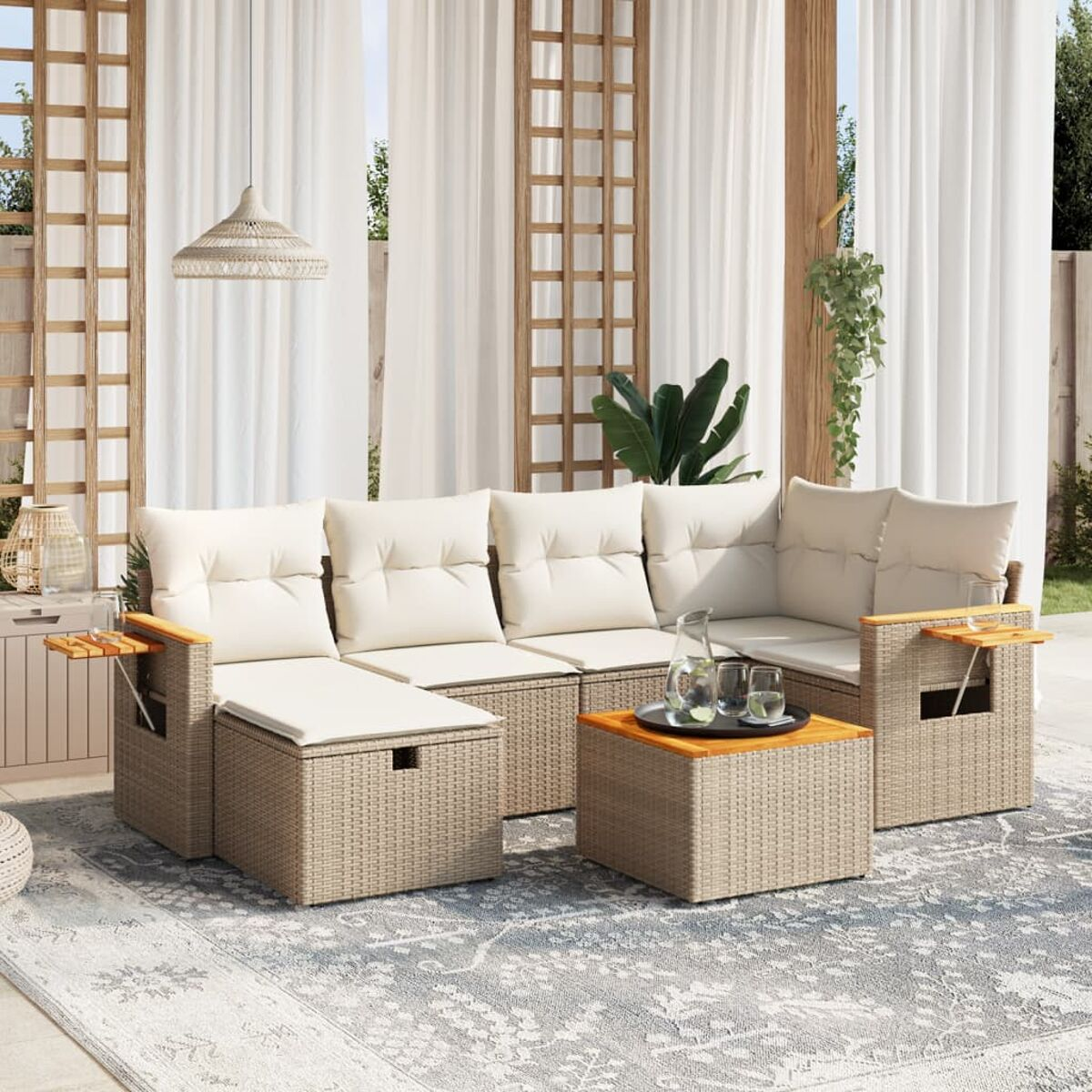 Terrasseneinrichtung mit Ecksofa, Tisch und Hockern, mit Getränken und Kissen.
