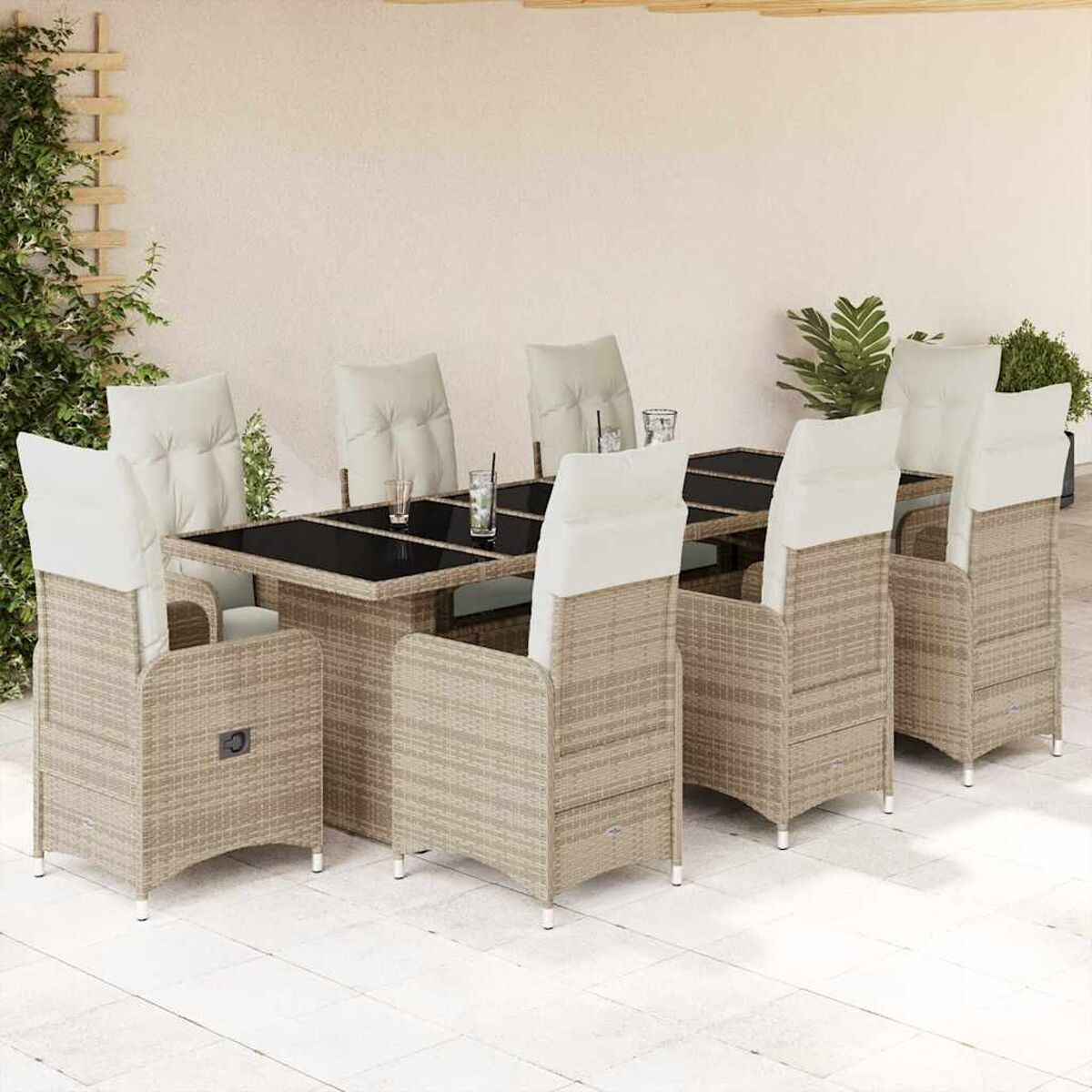 Set da pranzo da esterno in rattan con un tavolo e 6 sedie. Il tavolo ha un piano in vetro.