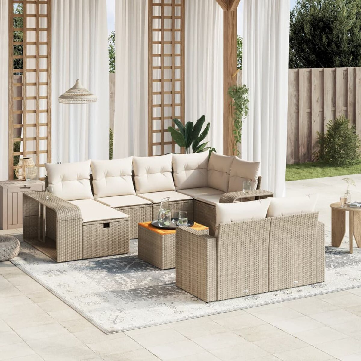 Beiges Rattan-Ecksofa für draußen mit beigen Kissen, einem Tisch und Holzarmlehnen. Vorhänge und Teppich vorhanden.