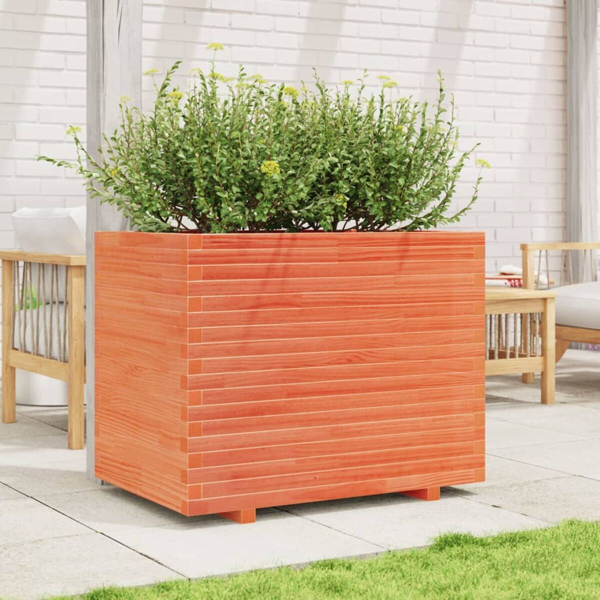 Großer hölzerner Pflanzkasten mit Pflanzen und gelben Blüten. Auf einer Terrasse platziert.