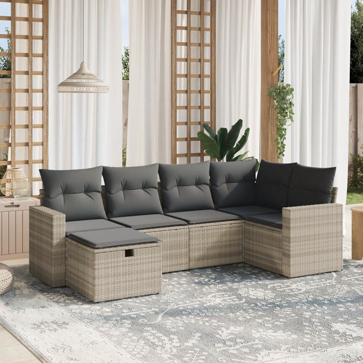 Graues Outdoor-Sitz-Set aus Korbgeflecht mit grauen Kissen. Es hat ein Ecksofa und eine Ottomane.