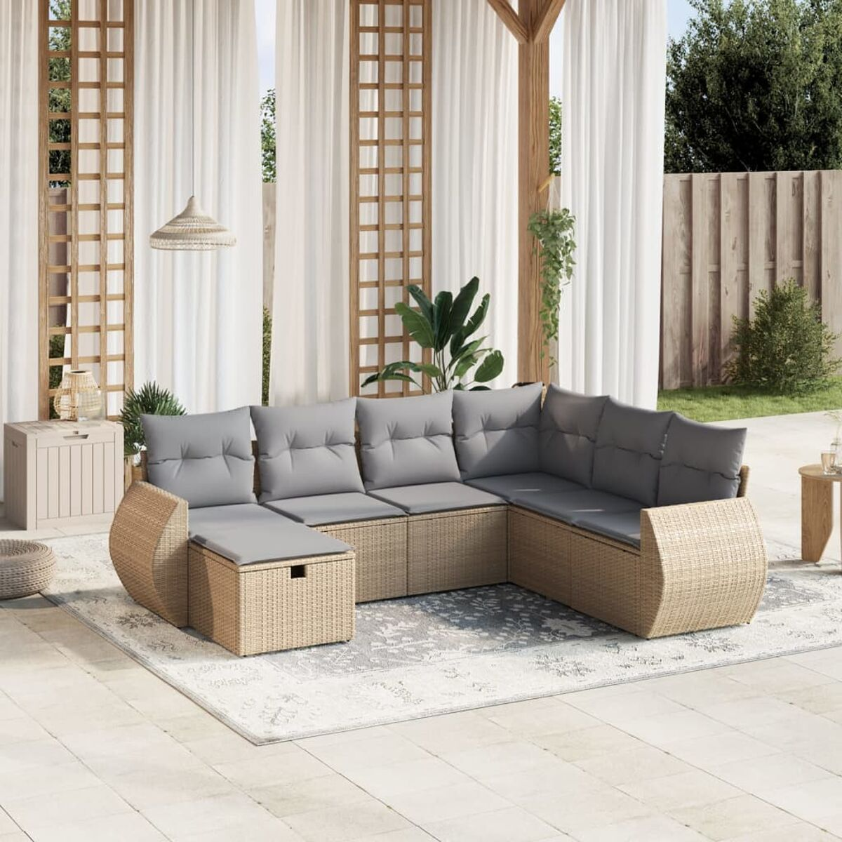 Outdoor-Ecksofa mit hellbraunem Webdesign und grauen Kissen. Umgebung im Freien.