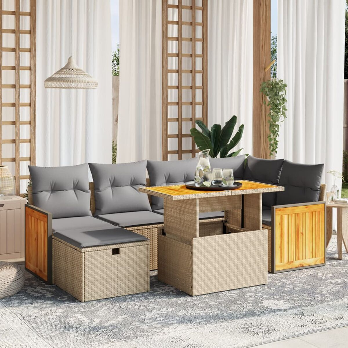 Outdoor-Ecksofa aus Korbgeflecht mit anhebendem Tisch, Teppich und weißen Vorhängen.
