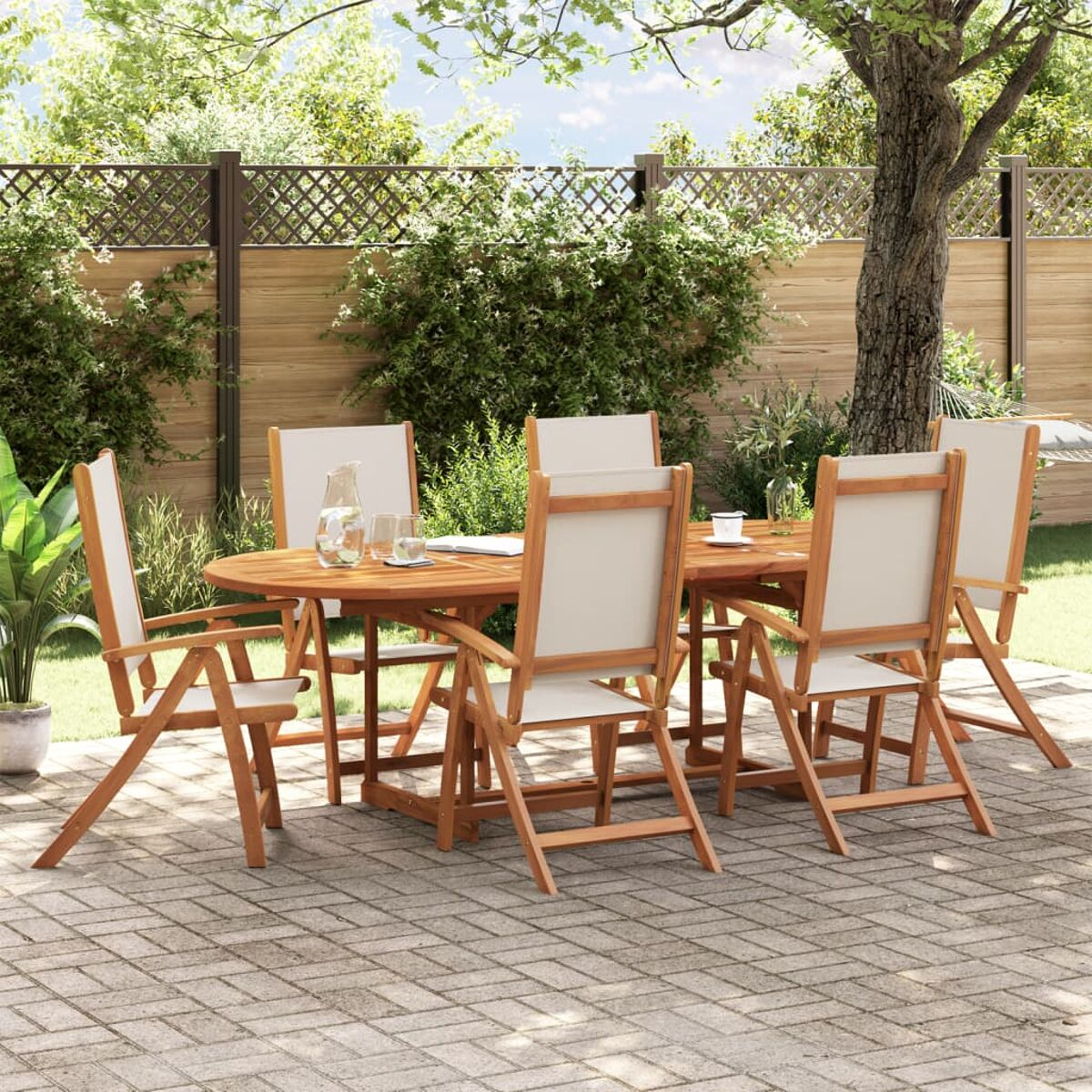 Holztisch im Freien mit 6 Stühlen. Der Tisch befindet sich in einem Garten.