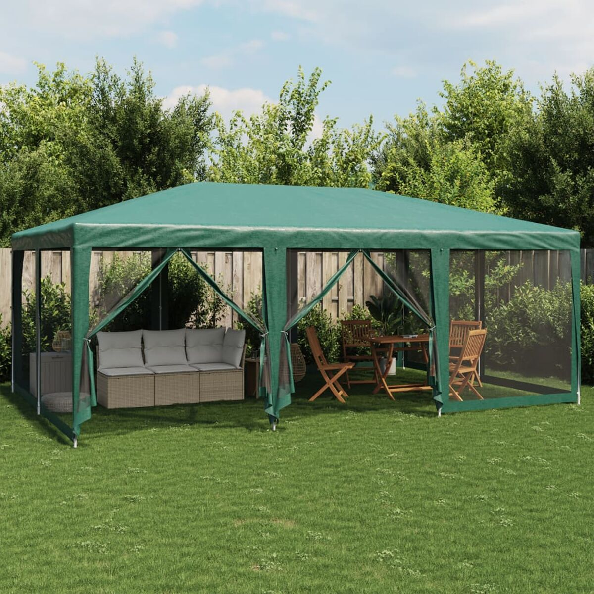 Grüner Pavillon im Freien mit Möbeln im Inneren auf Gras.