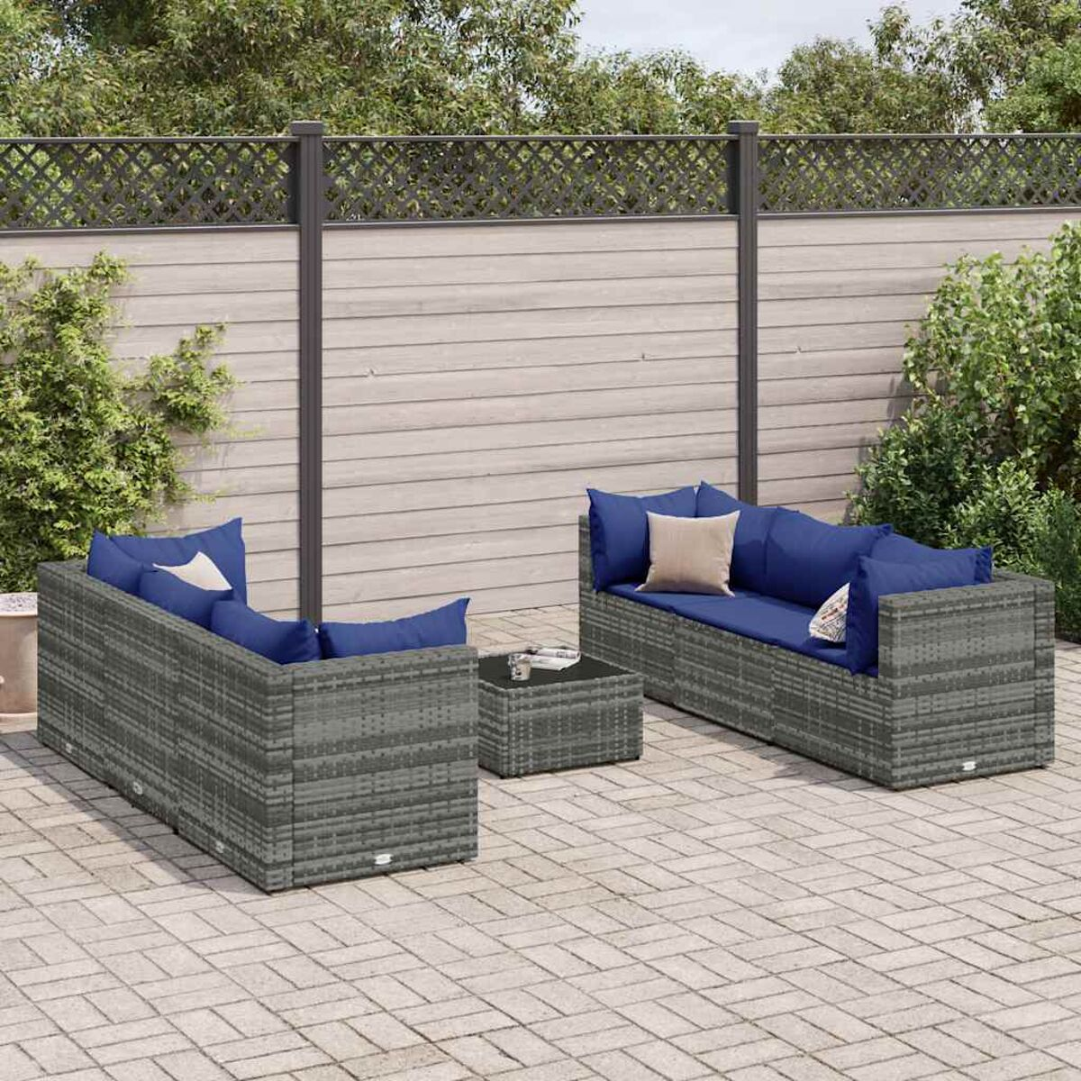 Un conjunto de muebles de exterior de mimbre gris, que comprende dos sofás y una mesa cuadrada.