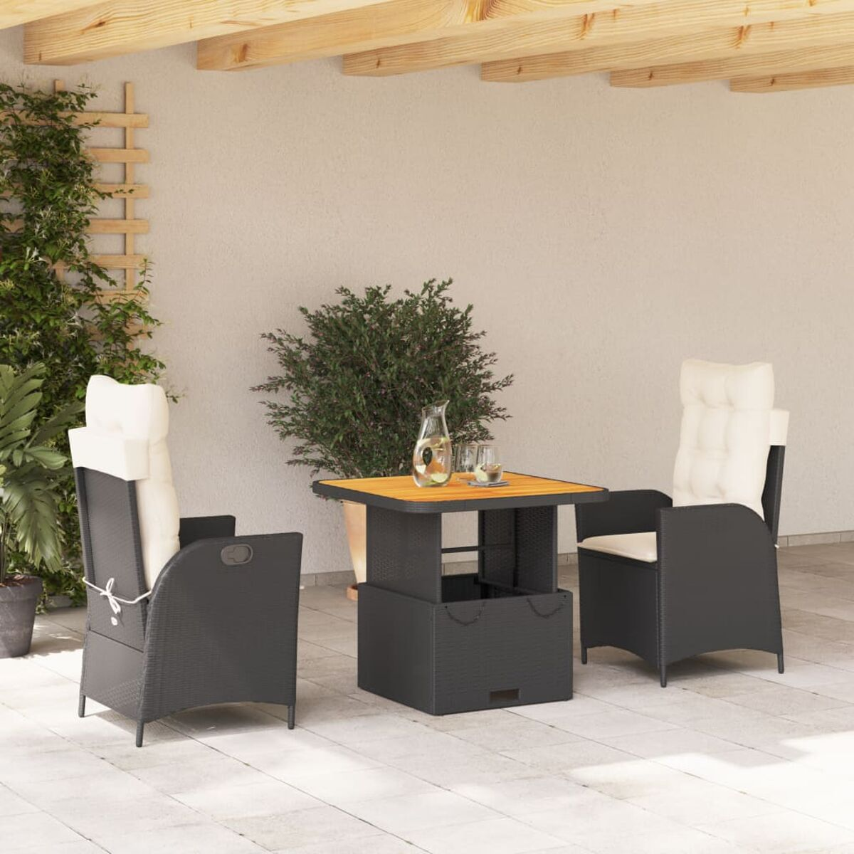 Gartenset mit zwei Stühlen und einem Tisch. Stühle haben schwarze Rahmen, weiße Kissen. Tisch mit Holzplatte.