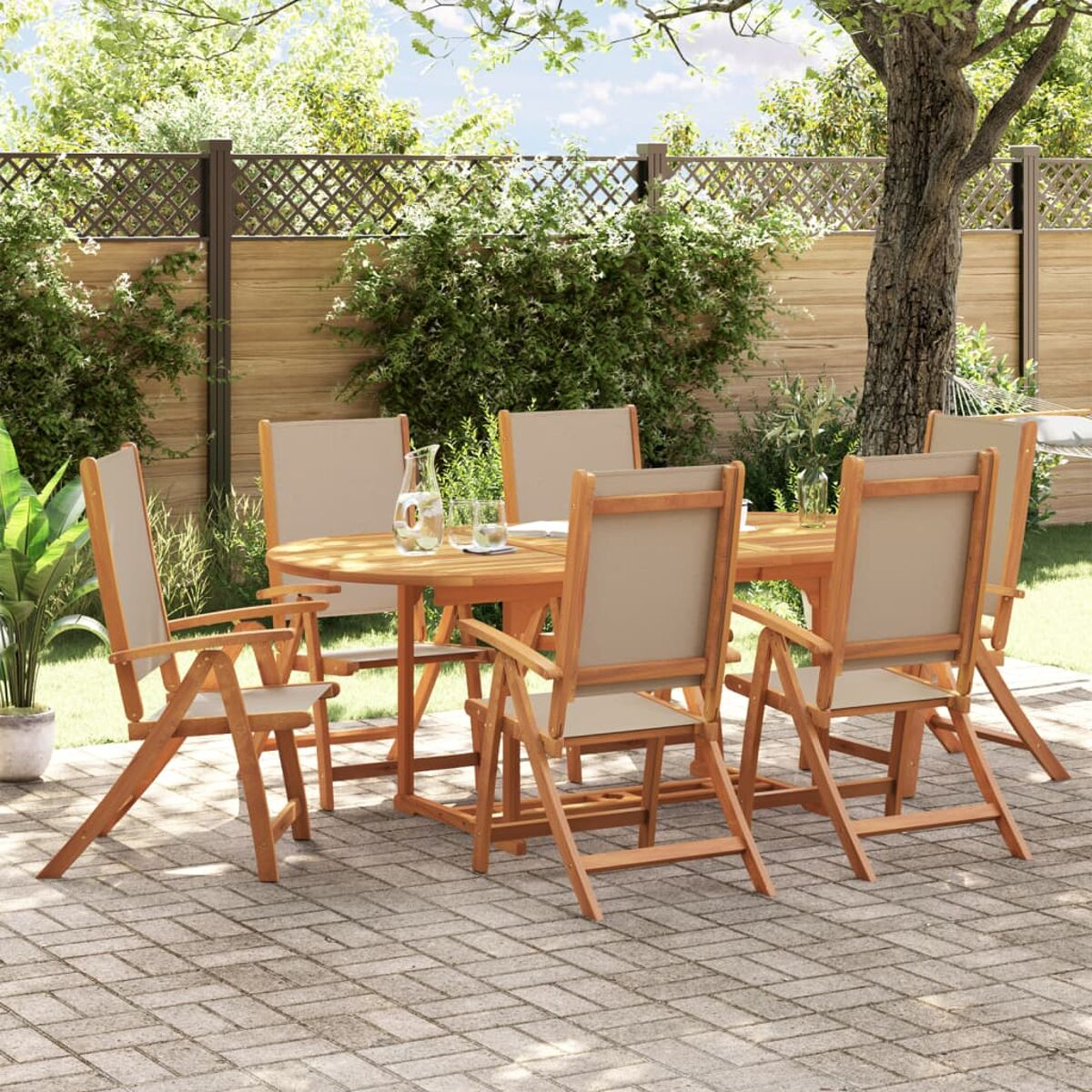 Ein Ess-Set im Freien mit rundem Holztisch und sechs Stühlen auf einer Terrasse aus Backstein.