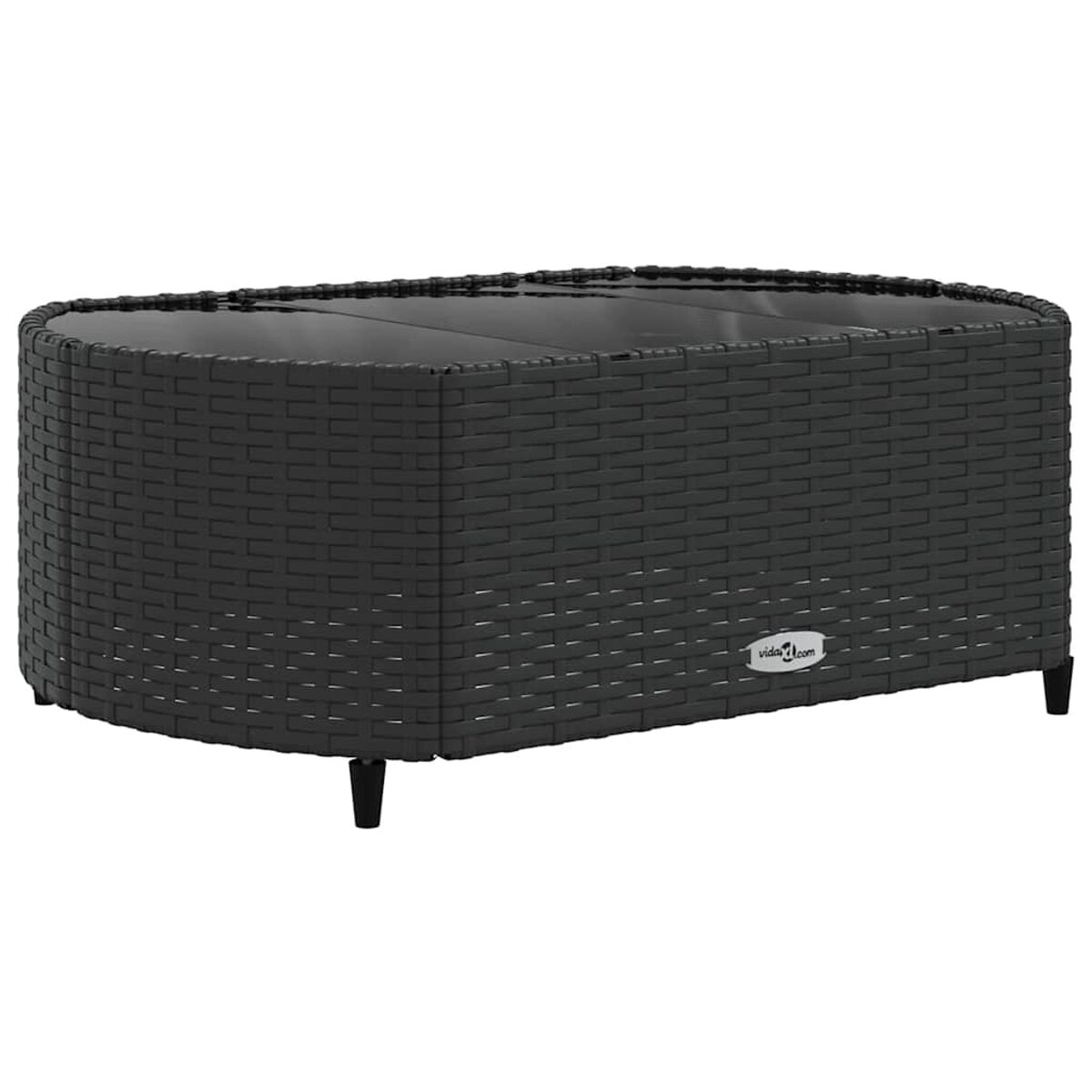 Tavolino in vimini nero con piano in vetro. Forma ovale. Isolato su sfondo bianco.