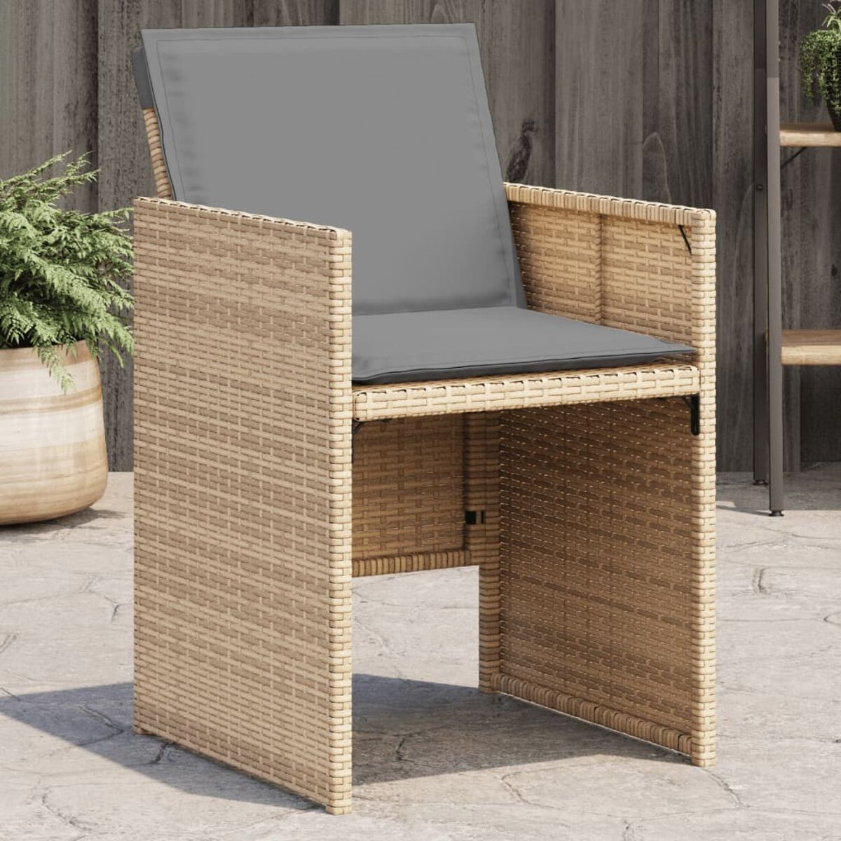 Rattan-Außenstuhl mit grauem Kissen. Sonnige Umgebung.