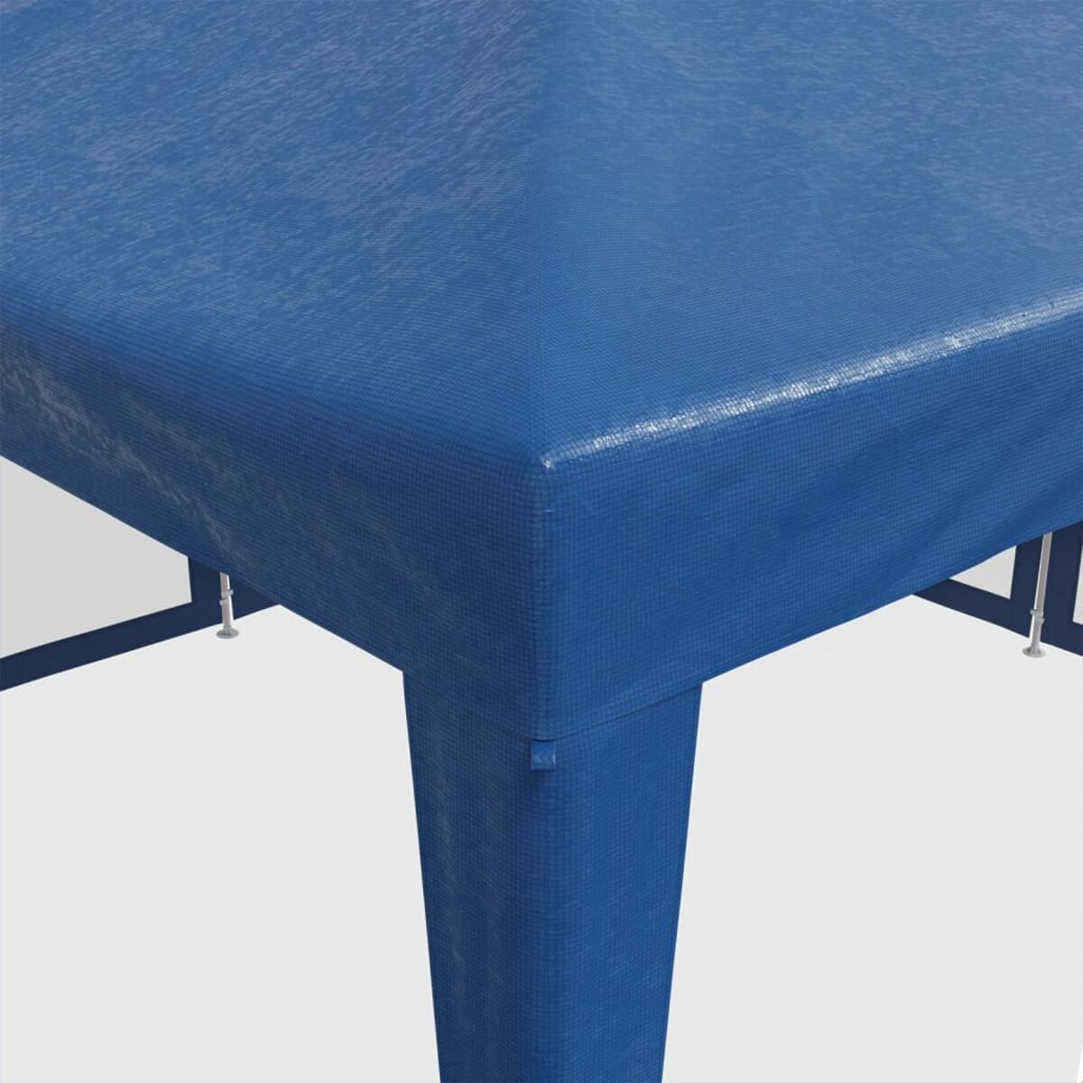 Primo piano di un tessuto blu per tenda, l'angolo della tenda è visibile.