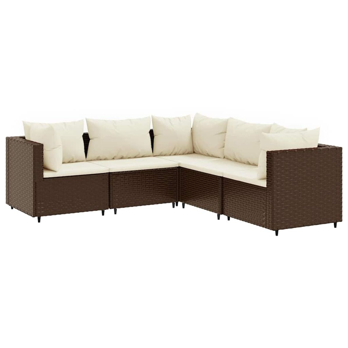 Divano componibile in vimini marrone scuro con cuscini color crema. Sfondo bianco.