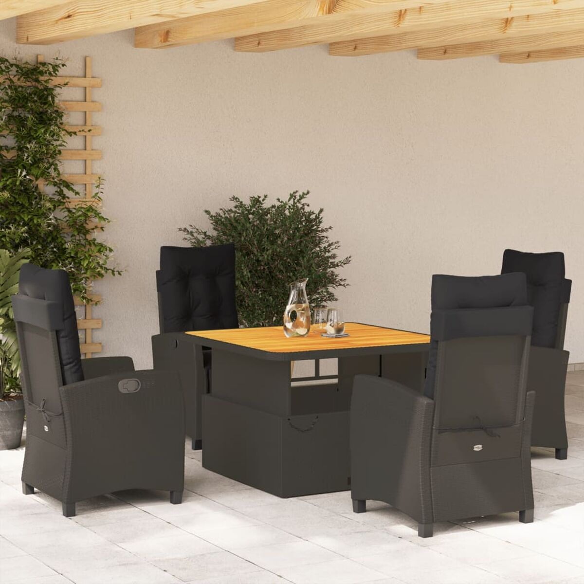 Gartenmöbel mit schwarzen Kissen und einem Holztisch.
