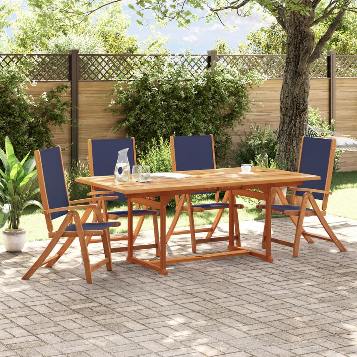 Set da pranzo esterno in legno con tavolo e sedie blu su un patio in mattoni.