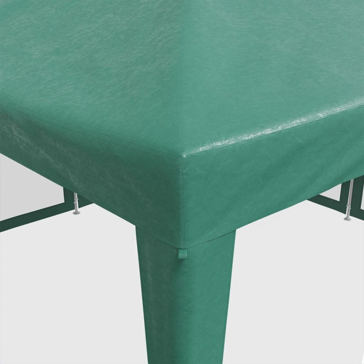 Un telo verde e impermeabile su un tavolo. Gli angoli sono visibili e le gambe sono sotto.