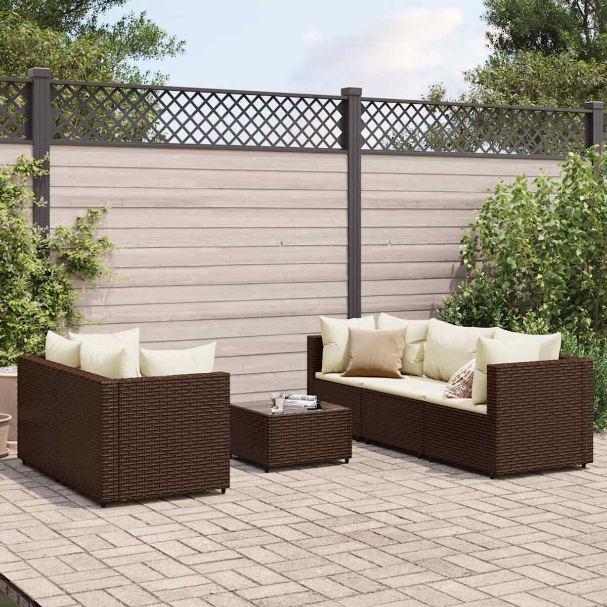 Set di mobili da esterno con design intrecciato marrone. Include divano, sedie e tavolo.