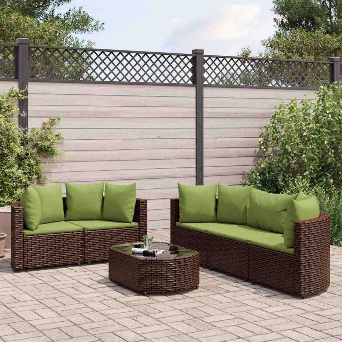 Gartenmöbel-Set. Braunes Webdesign mit grünen Kissen. Enthält einen Couchtisch.