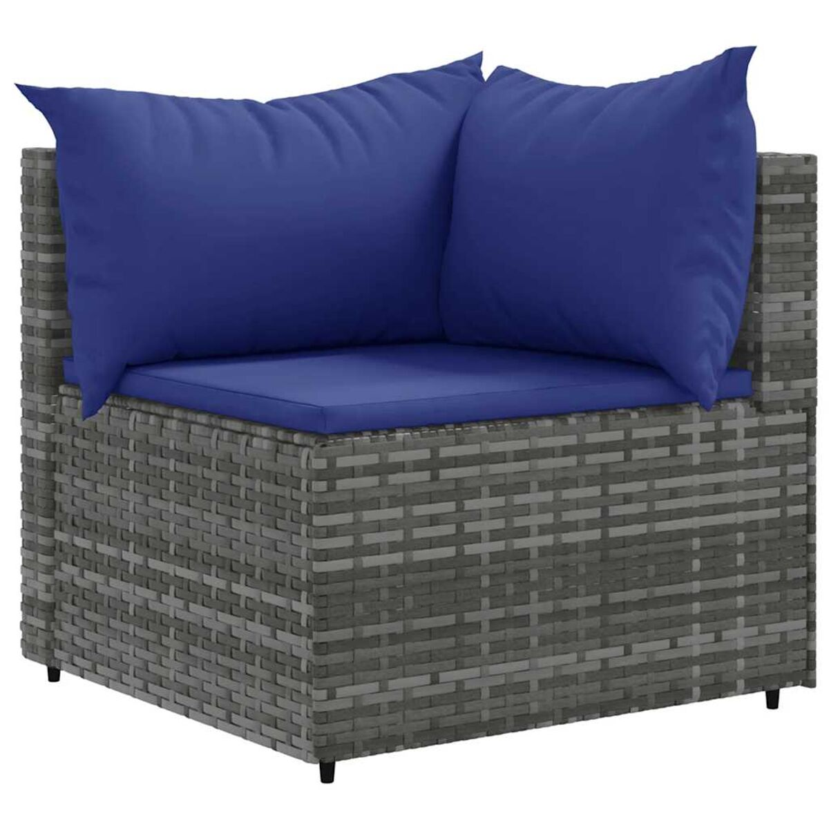 Una poltrona angolare con rattan grigio e cuscini blu.