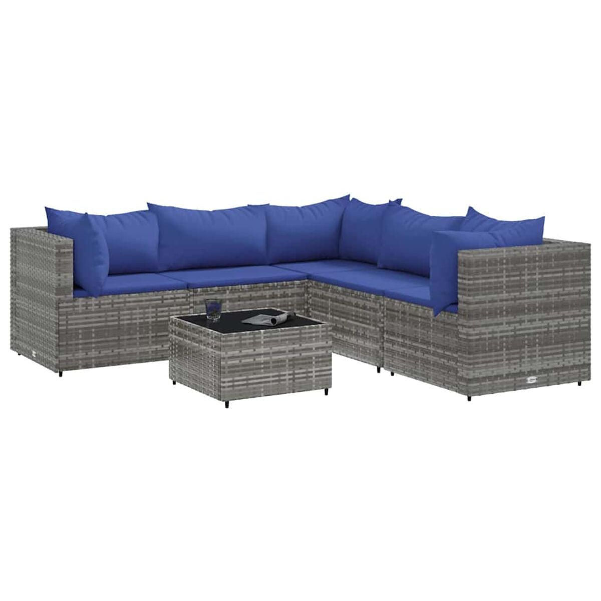 Set di divani in rattan con cuscini blu e tavolino con piano in vetro. Vimini grigio e sfondo bianco.