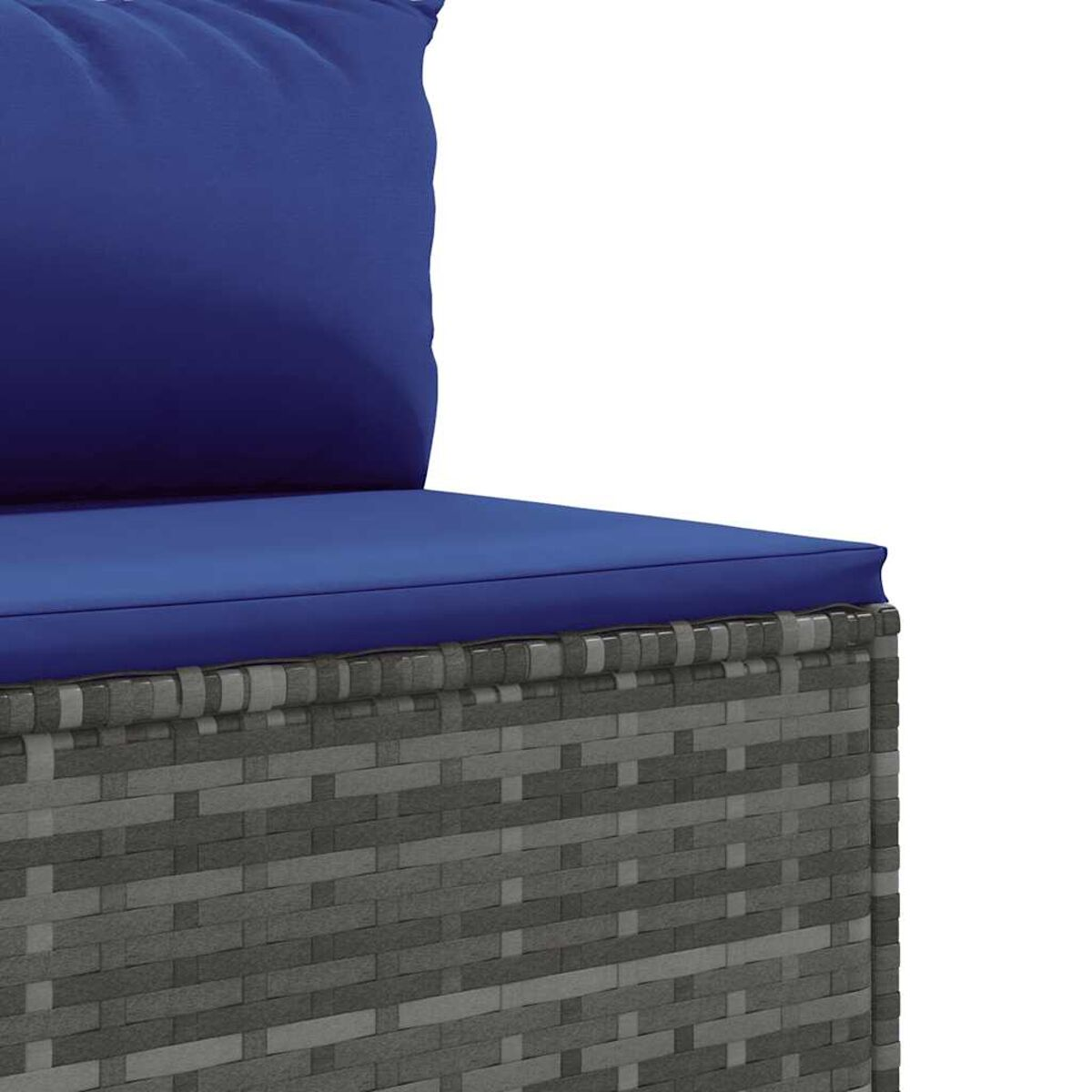Primo piano di un cuscino blu su un divano in rattan grigio.