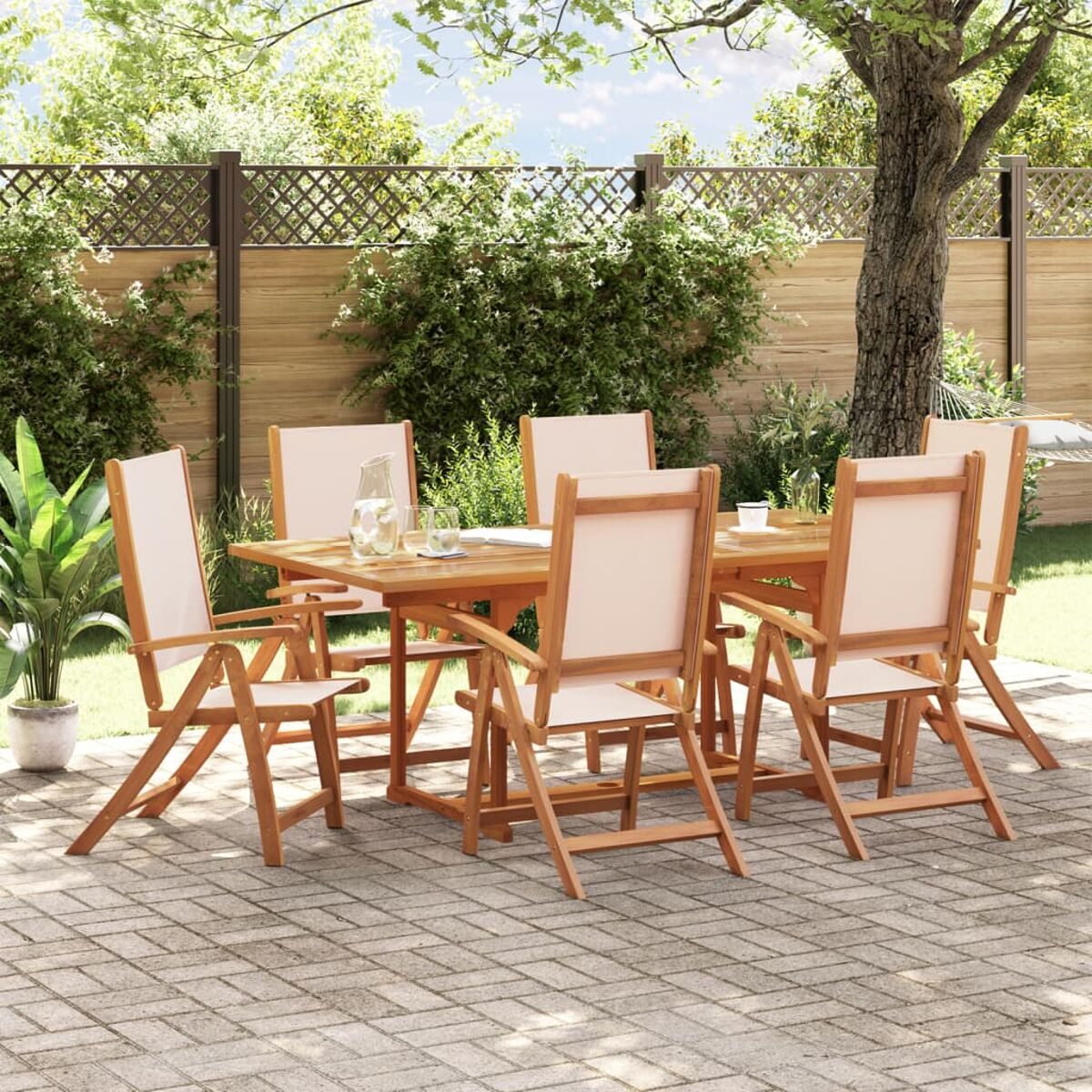 Un tavolo in legno con sei sedie in un'ambientazione da giardino. La scena è soleggiata.