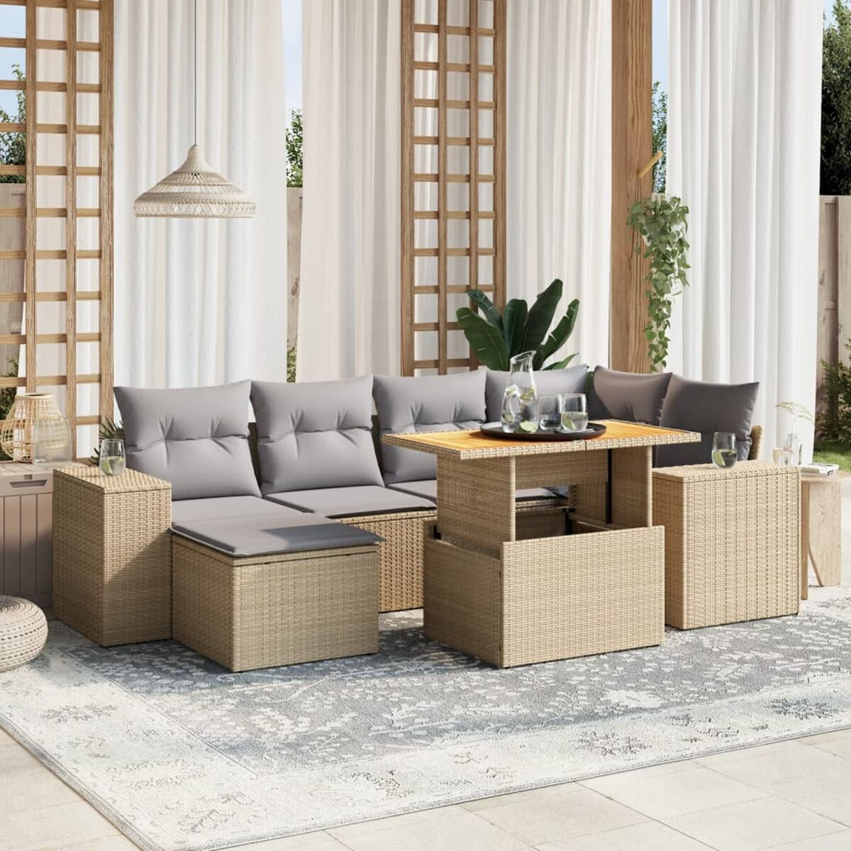 Outdoor-Ecksofa mit grauen Kissen und einem Holztisch. Weiße Vorhänge und ein Teppich sind im Hintergrund.